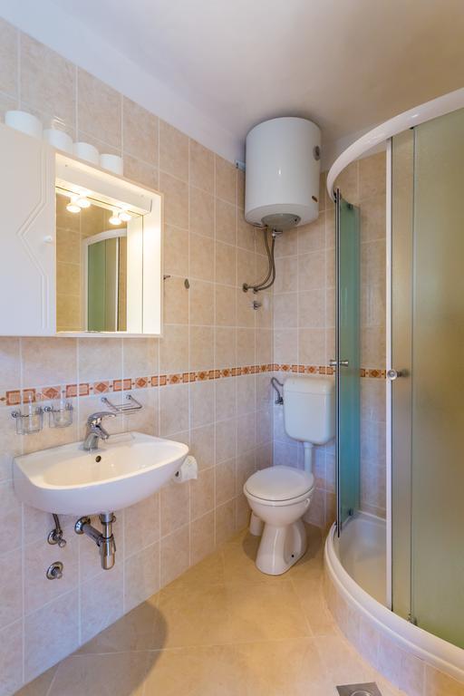 Apartments Slavica Помена Екстер'єр фото