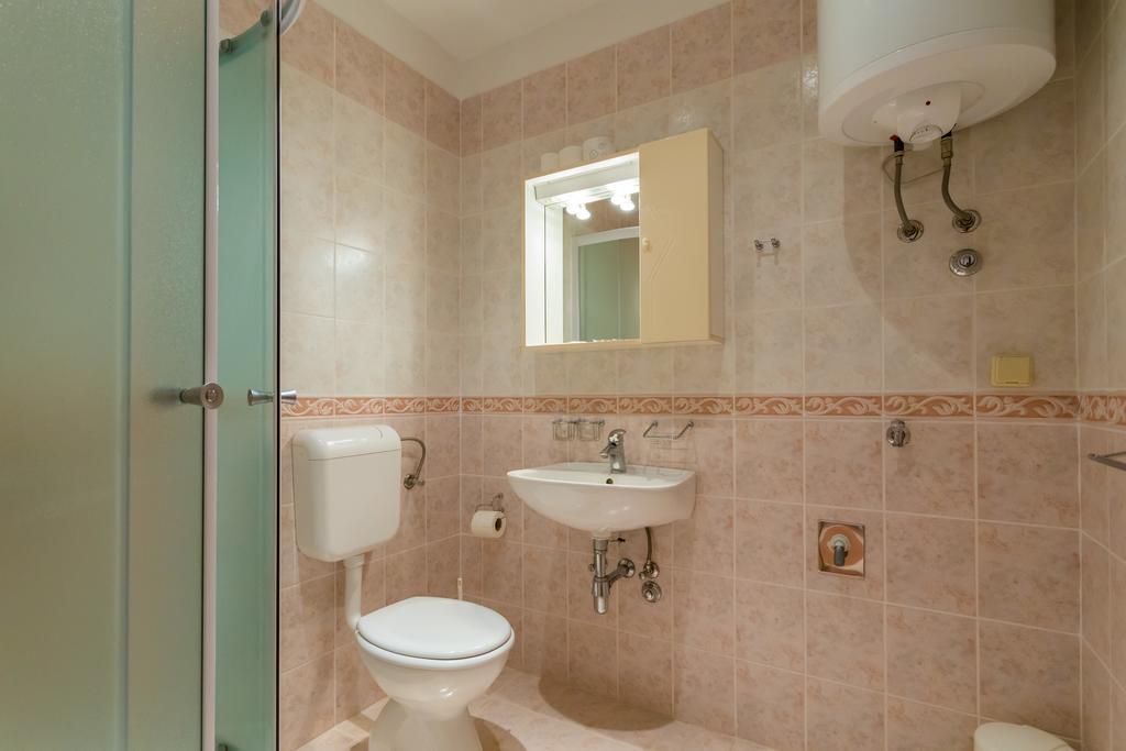 Apartments Slavica Помена Екстер'єр фото