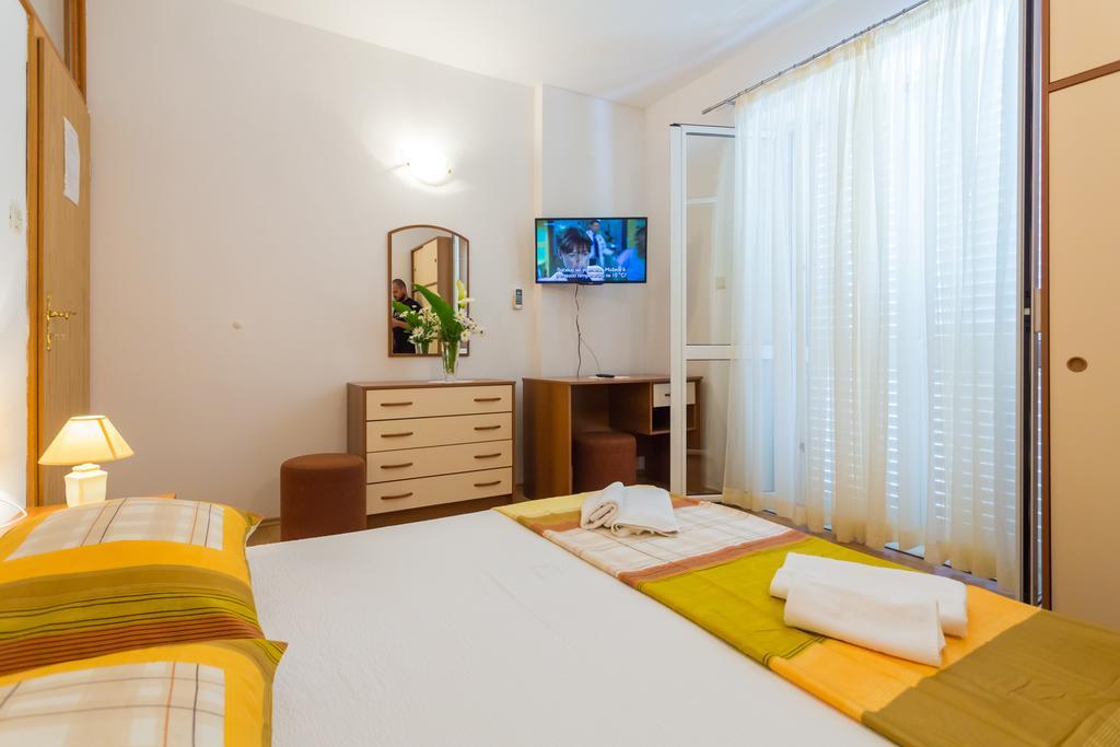 Apartments Slavica Помена Екстер'єр фото