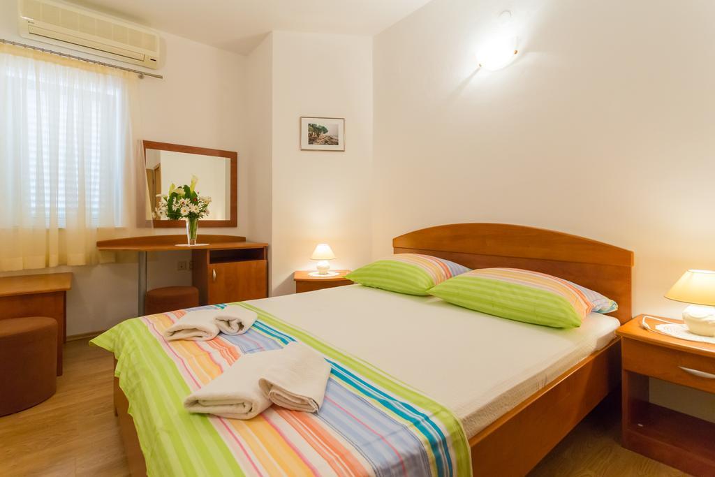 Apartments Slavica Помена Екстер'єр фото