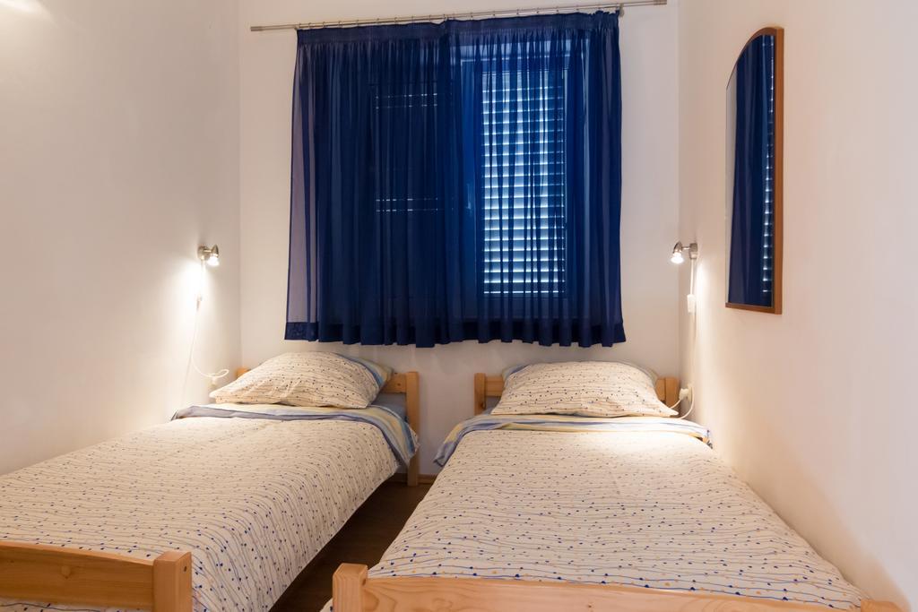 Apartments Slavica Помена Екстер'єр фото