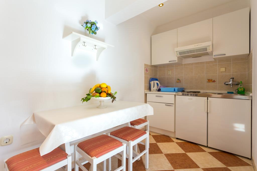 Apartments Slavica Помена Екстер'єр фото