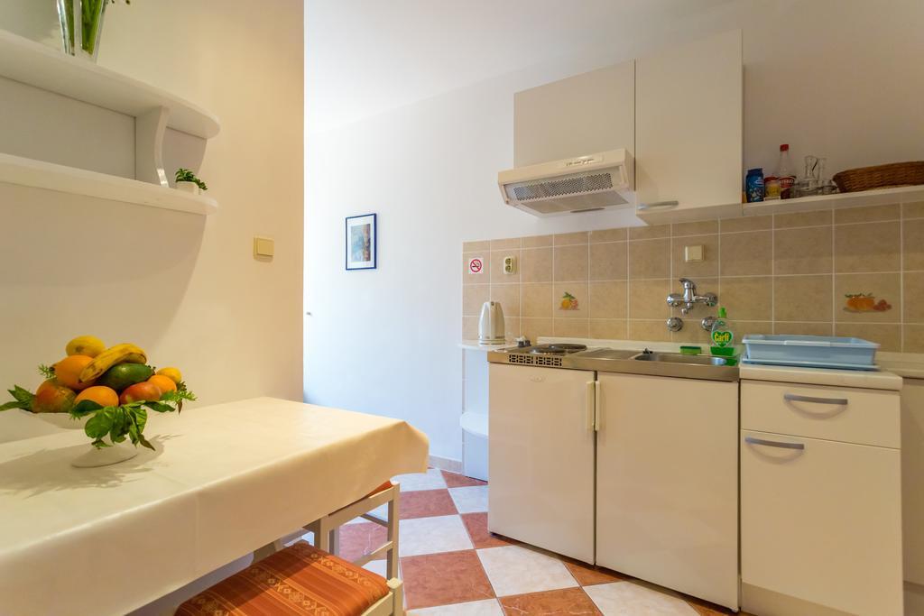 Apartments Slavica Помена Екстер'єр фото
