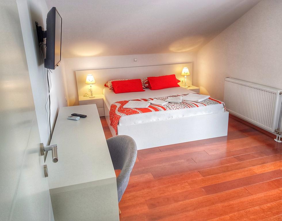 Apartments Slavica Помена Екстер'єр фото